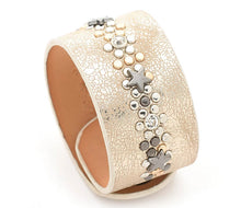 Load image into Gallery viewer, Gold Metal Star Cuff